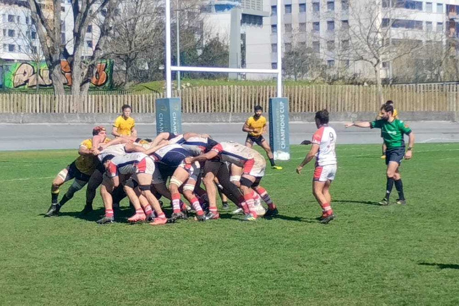 Una melé de los cruzados durante el partido disputado en tierras vascas.