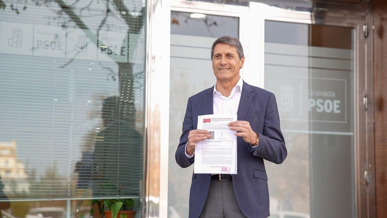 El delegado del Gobierno en Andalucía, Pedro Fernández, en la sede del PSOE de Granada.