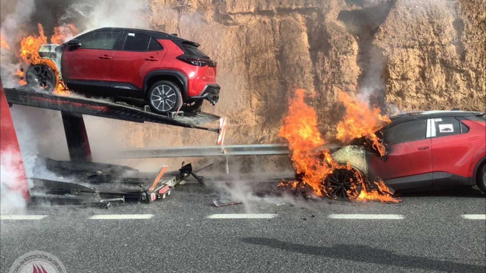 Dos de los coches incendiados