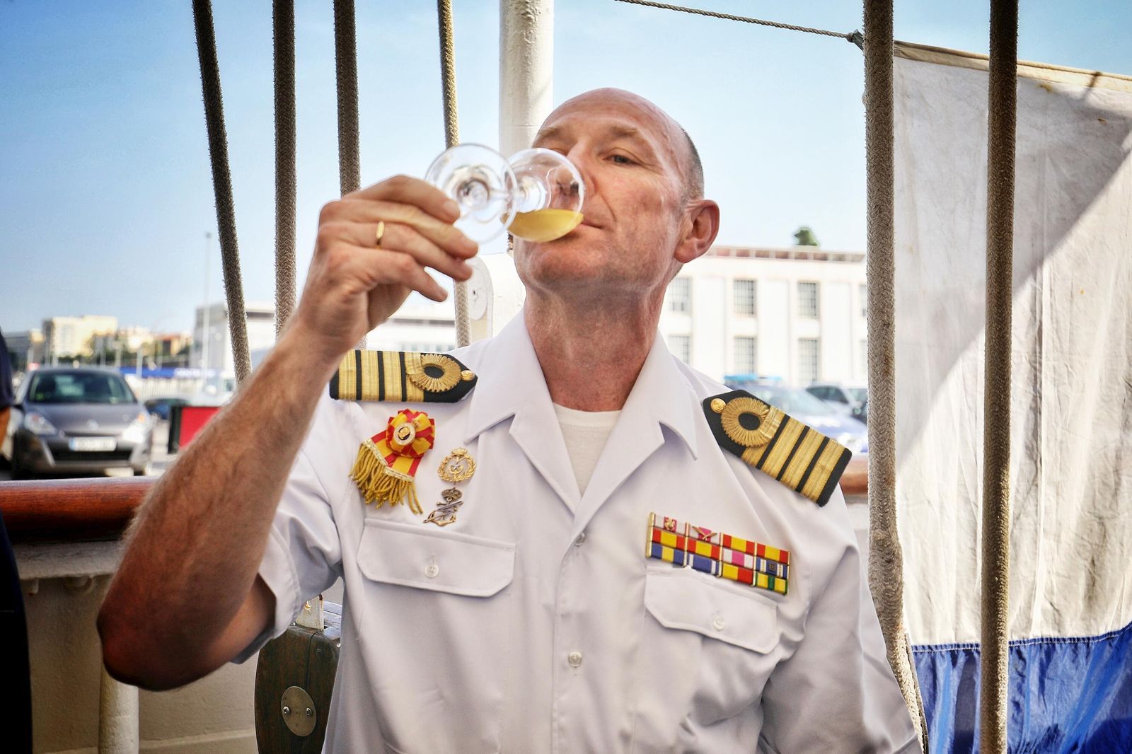 Imágenes de la llegada del Tío Pepe Estrella de los Mares de González Byass a bordo del 'Elcano'.