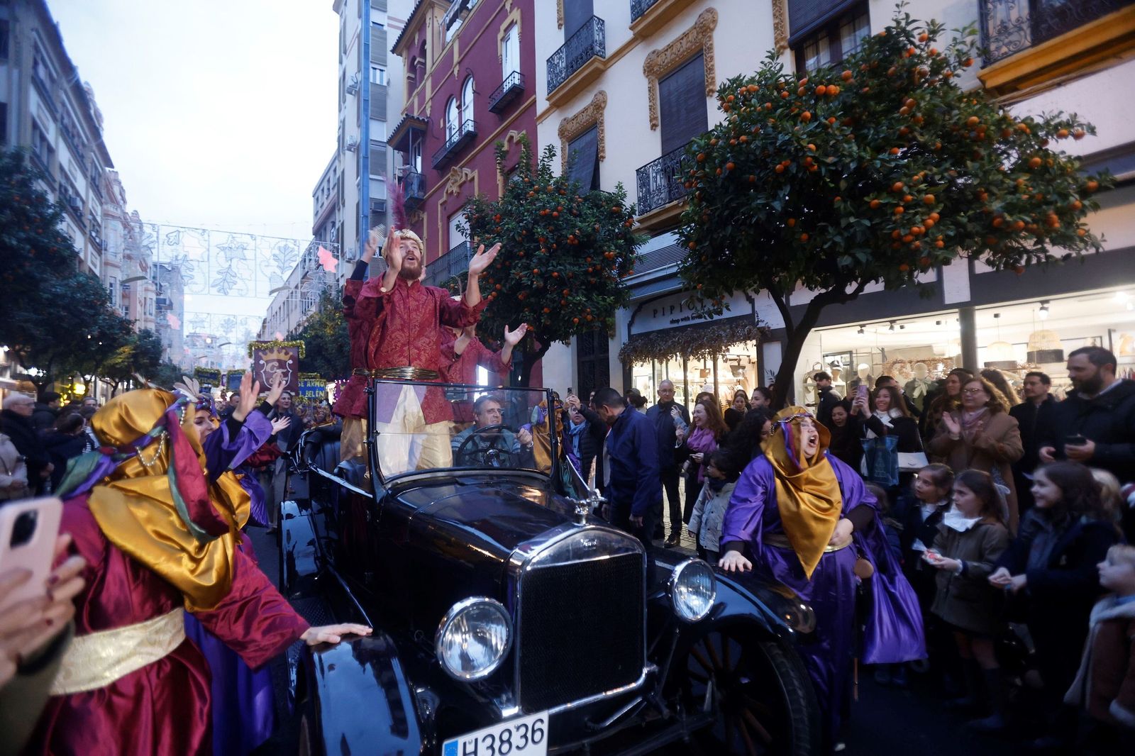 El Cartero Real llena de ilusión el Centro de Córdoba, en imágenes
