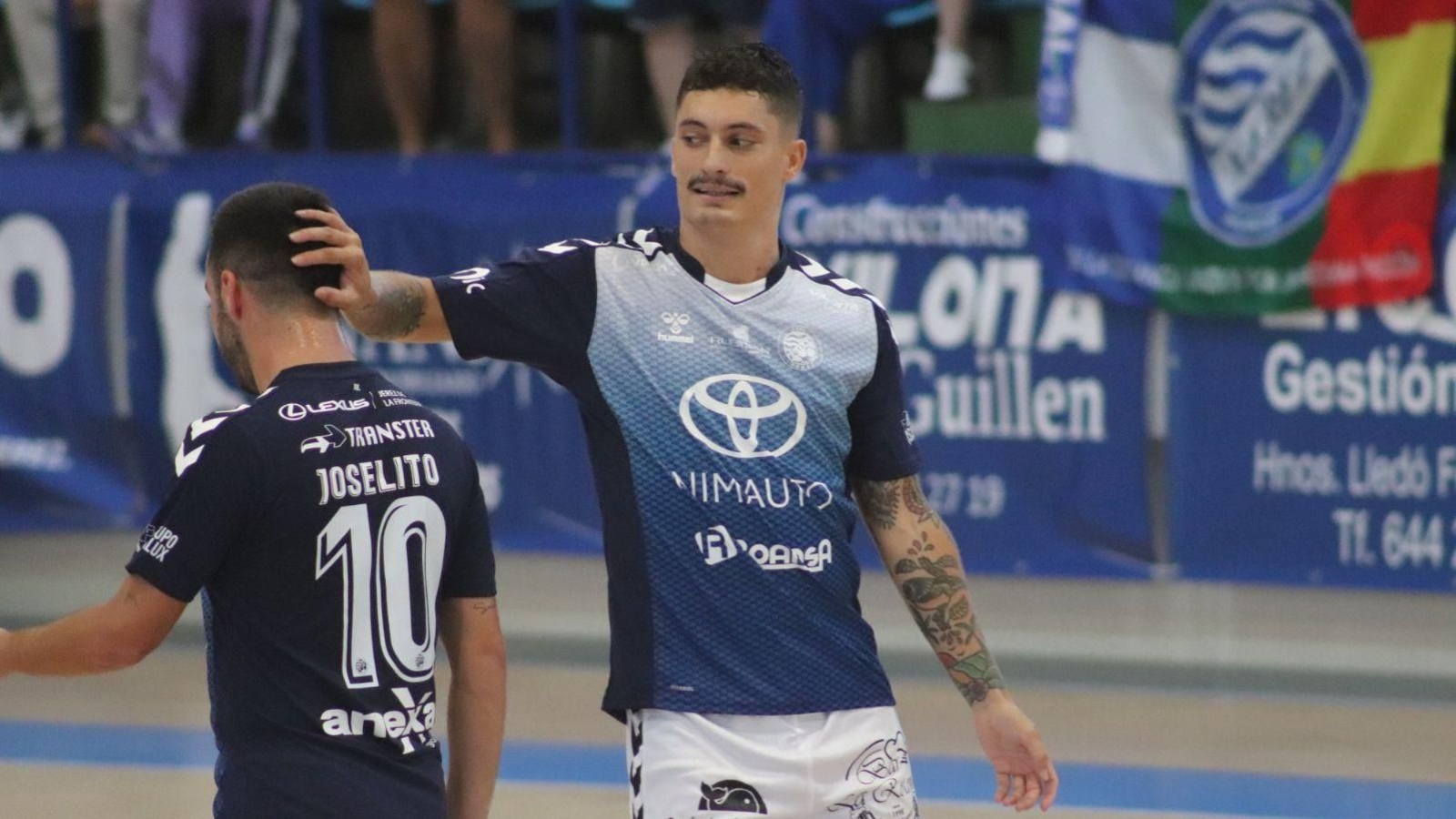 Jaime Ramos toca la cabeza de Joselito para felicitarle tras un gol. Jaime Ramos toca la cabeza de Joselito para felicitarle tras un gol.