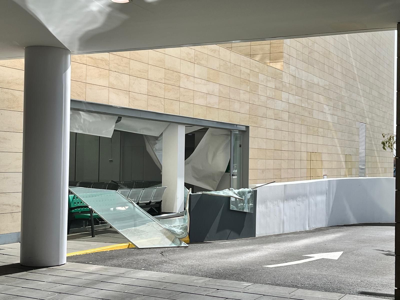 La sala de espera del área de urgencias del Hospital Materno Infantil ha sido inahbilitada tras llevarse el viento la cristalera y caer paneles separadores y falsos techos.