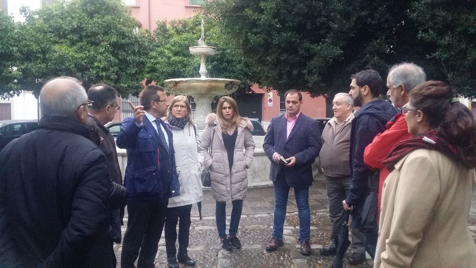 Alberto Díaz, junto a otros miembros del partido, se reúnen con los vecinos.