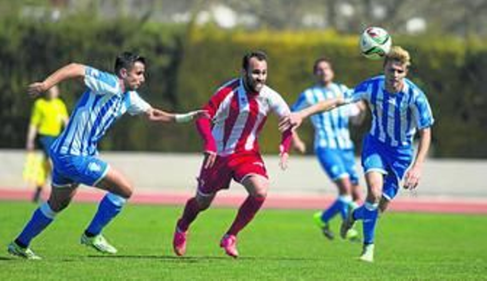 Migue Montes, que marcó su primer gol como albirrojo, pelea entre dos contrarios.