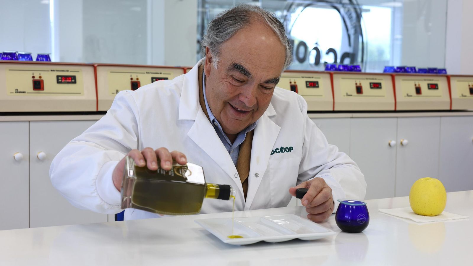 El presidente de Dcoop, Antonio Luque, fotografiado en la cata realizada en sus oficinas centrales.