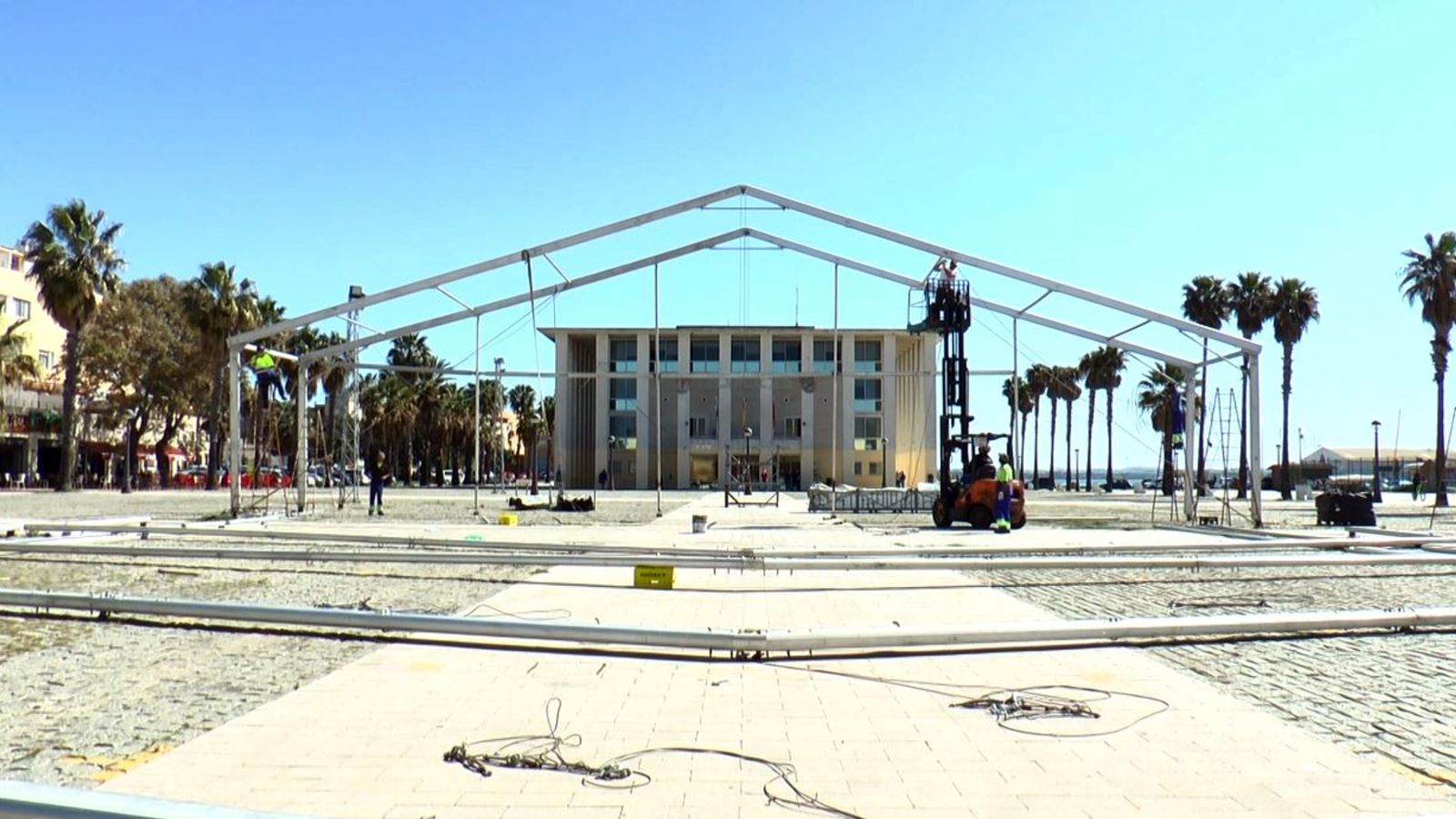 Montaje de la Carpa de Carnaval en la Plaza Alberti