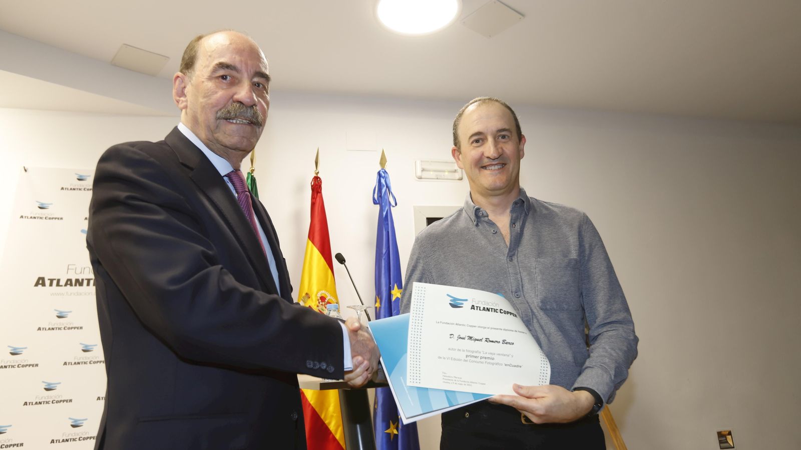 Heliodoro Mariscal, presidente de la Fundación Atlantic Copper, hace entrega del premio al ganador del concurso 'EnCuadre'.