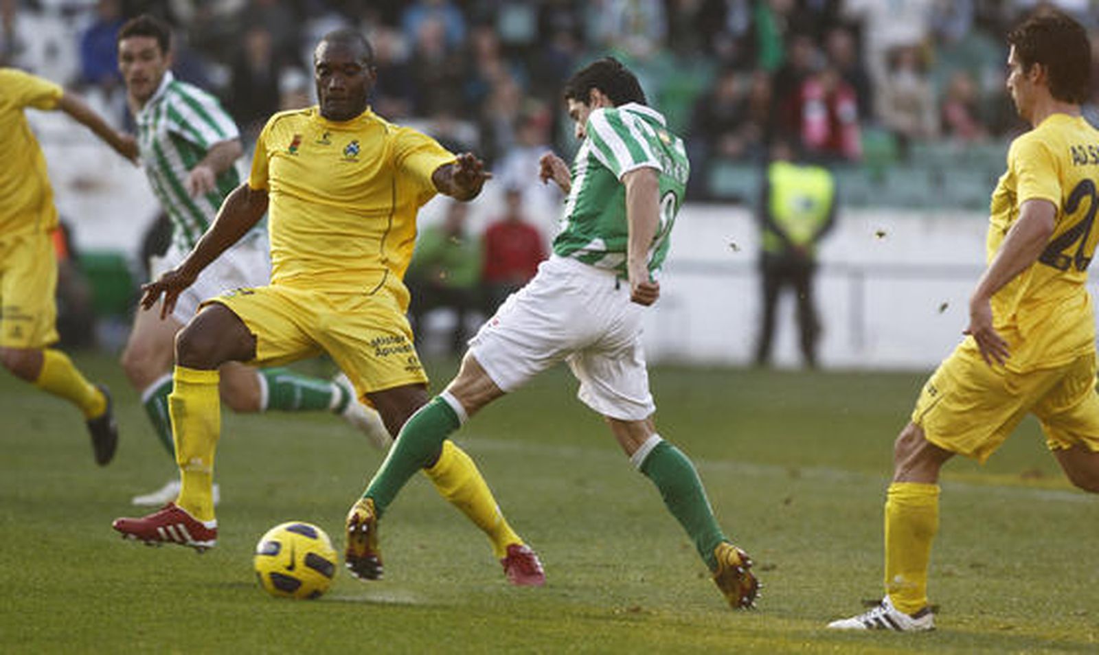 El Betis siguen mostrándose sólido en el Villamarín al ganar 3-0 al Alcorcón. / Antonio Pizarro
