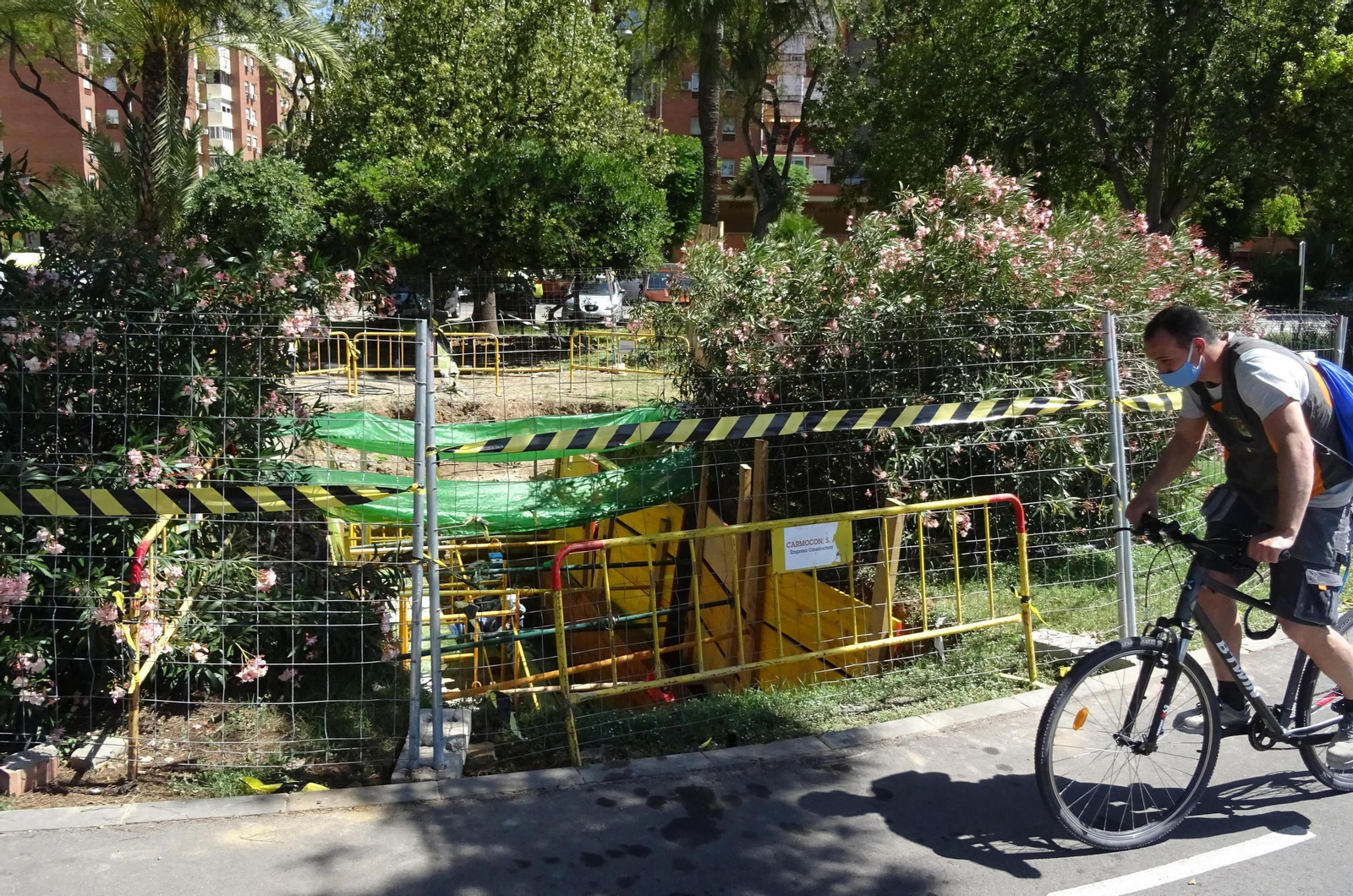 Lugar donde apareció el socavón por la rotura del colector junto al apeadero del Cercanías de Palacio de Congresos.