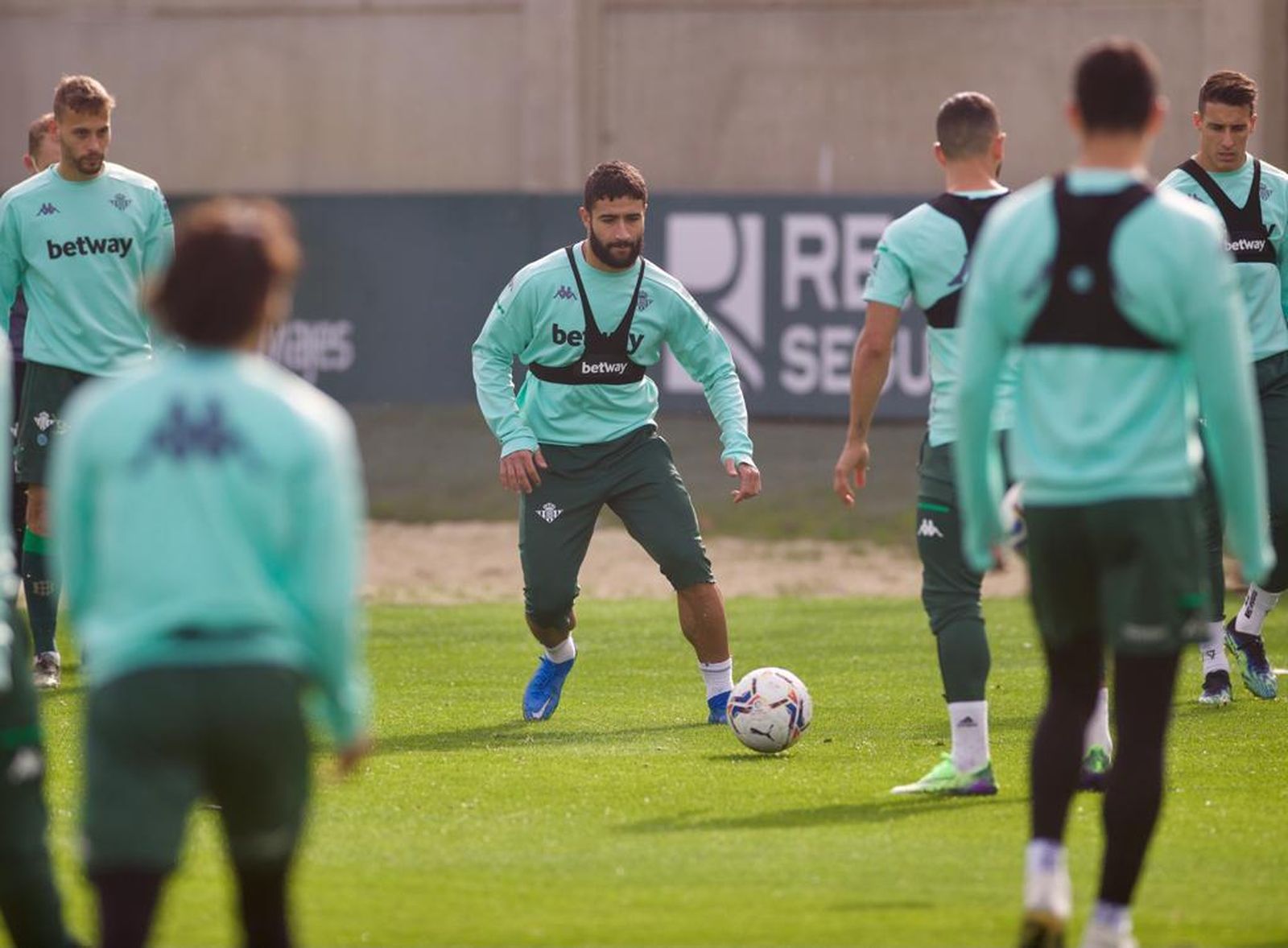 Fekir, en un rondo del entrenamiento de este miércoles.