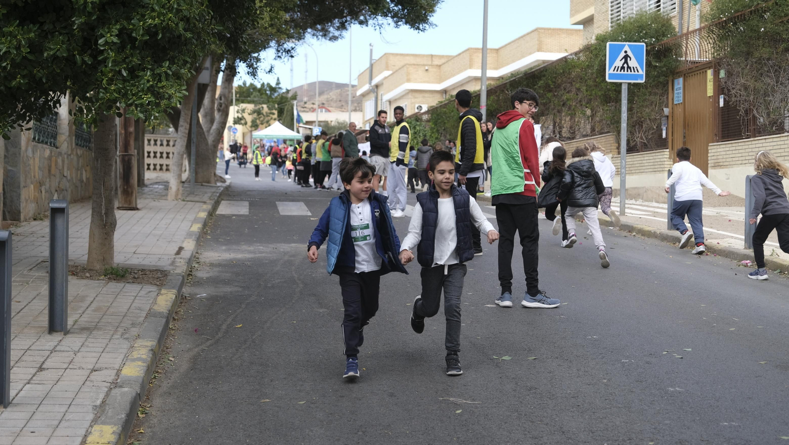 Imágenes de la carrera infantil contra el cáncer en el CEIP Francisco de Goya