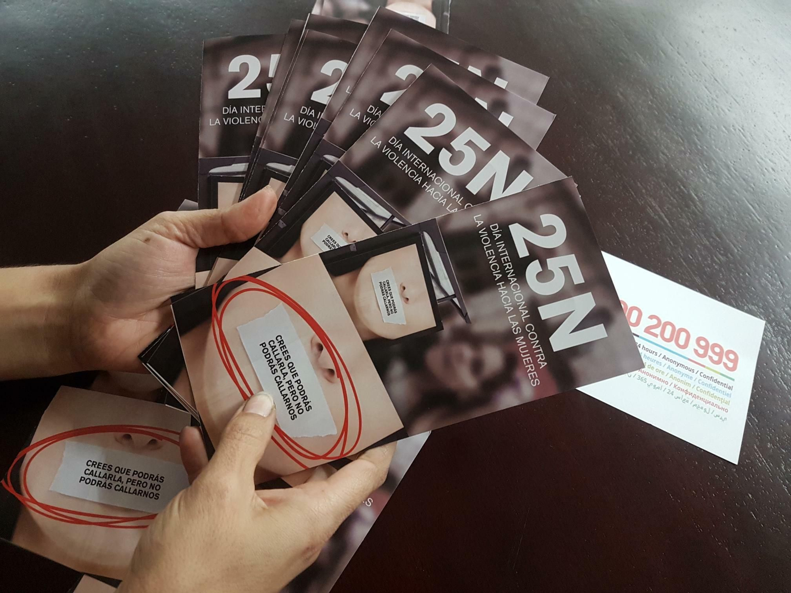 Una víctima sostiene folletos informativos sobre el 25-N en Huelva.