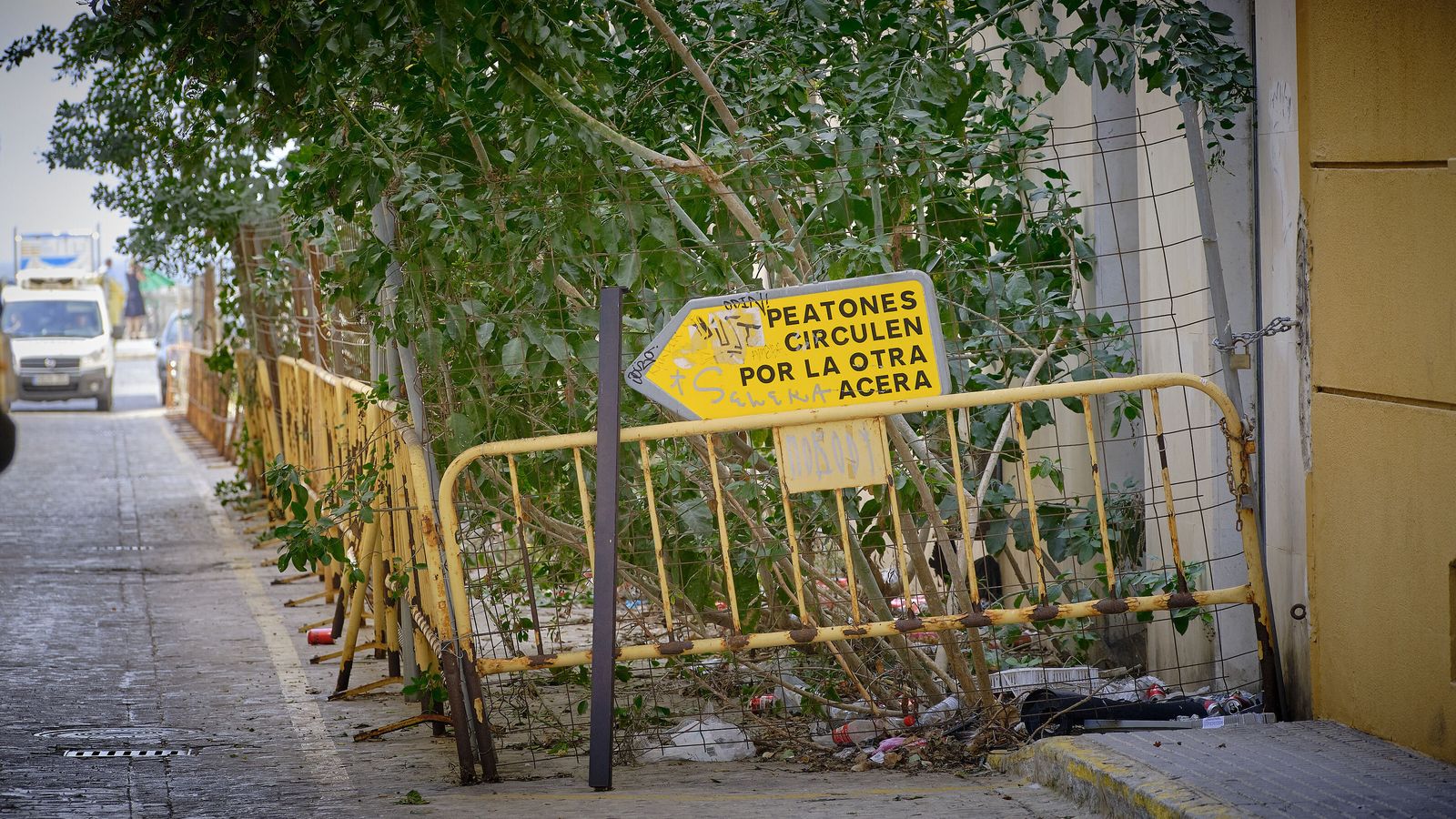 El final de la valla de seguridad, donde se acumulan más residuos.