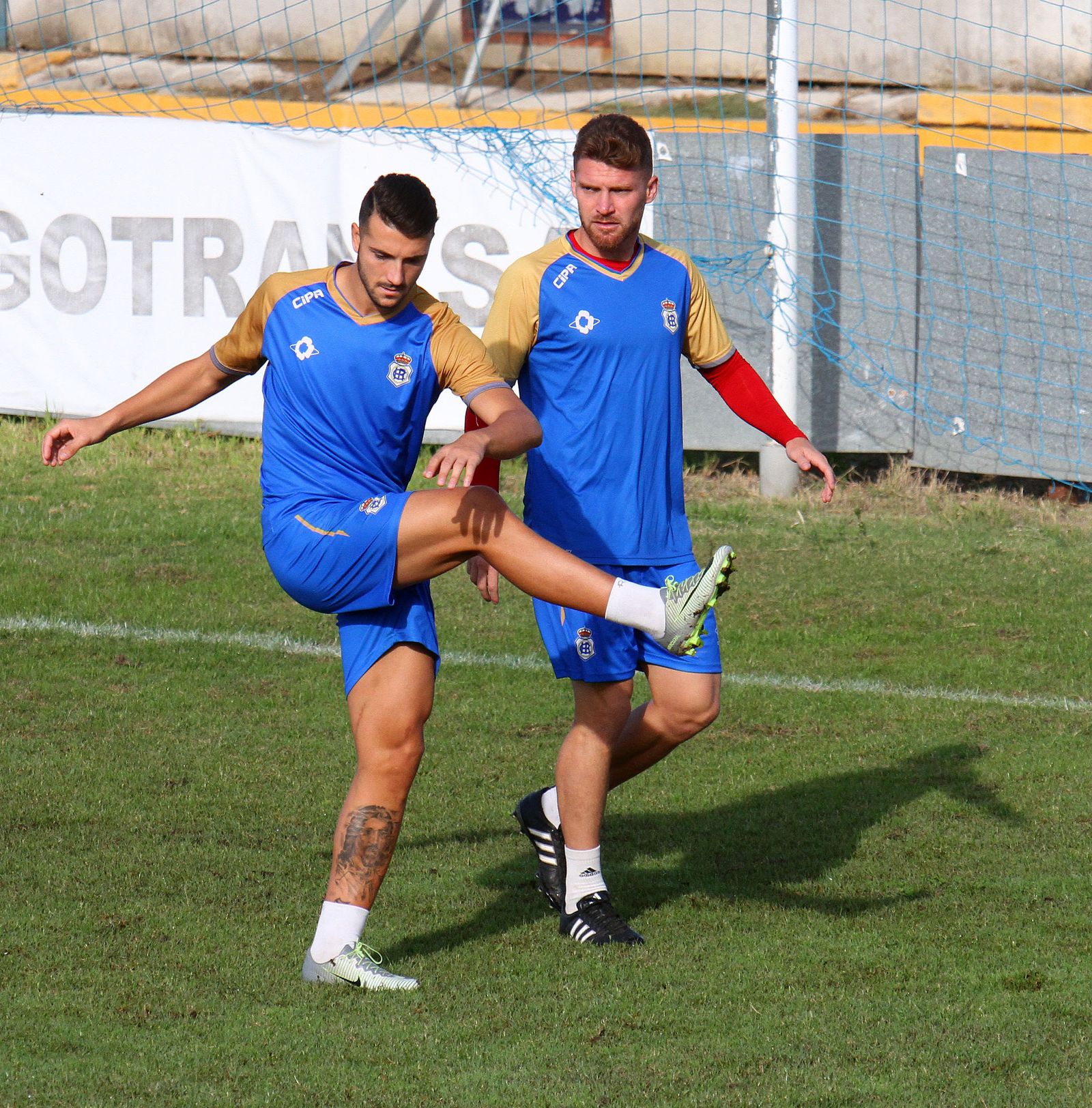 Iván Aguilar (derecha), junto a Rubén Mesa, en un entrenamiento del Recre.