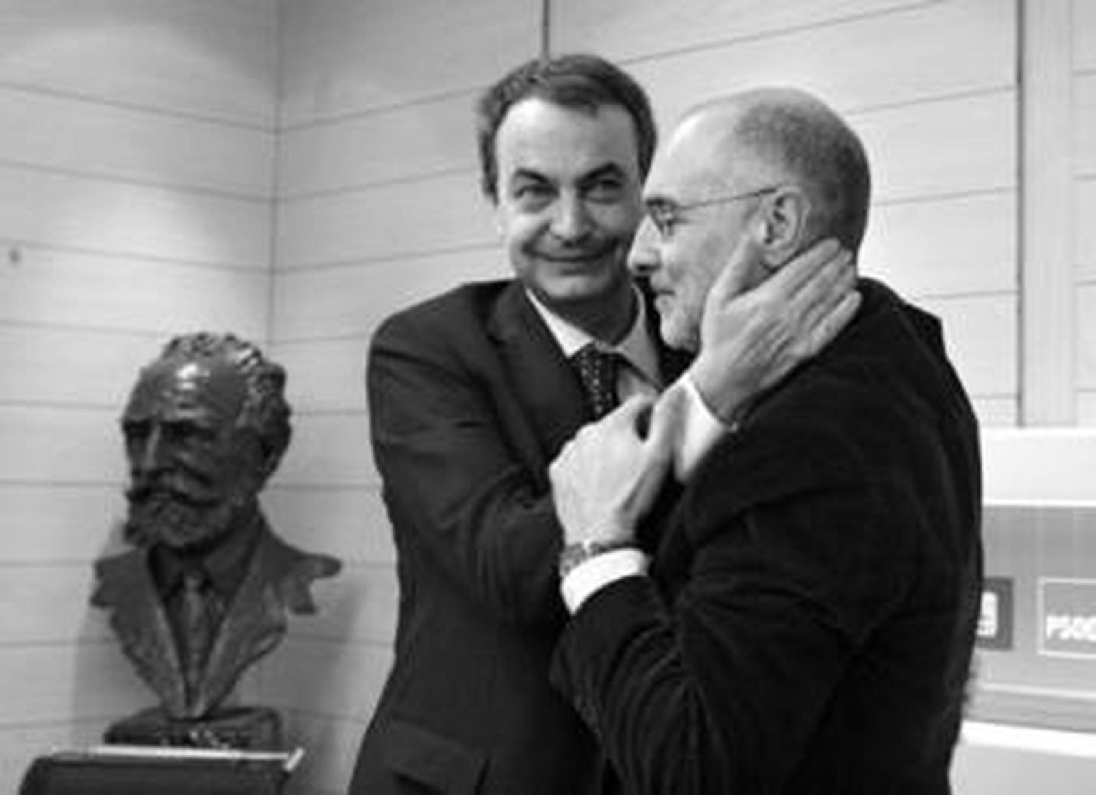 Zapatero abraza al secretario de Organización del PSE, Rodolfo Ares.