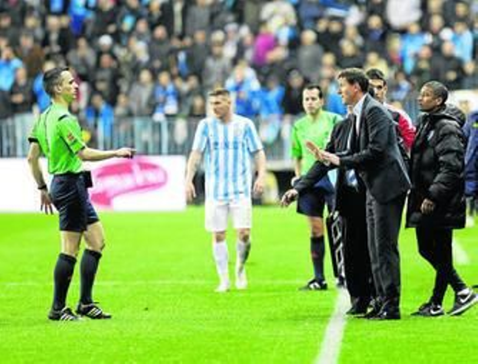 Jaime Latre se dirige a Javi Gracia para amonestarle.
