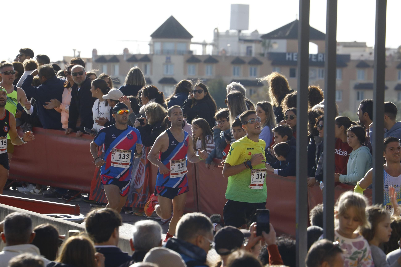 La gloria de cruzar la Puerta del Puente: las fotos de la línea de meta de la Media Maratón de Córdoba 2024