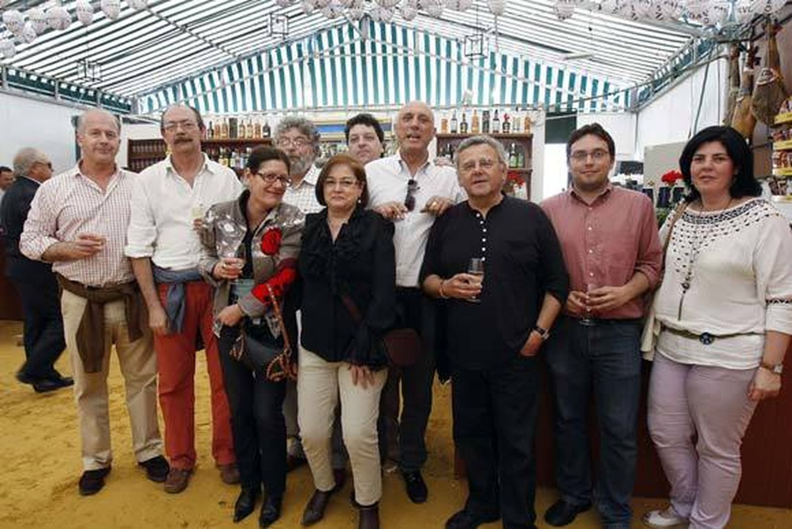 Los colaboradores de ‘Diario de Cádiz’ Enrique Bartolomé, Manolo Morillo, Eduardo Albaladejo y Sol Ruiz Guerrero, junto al jefe de servicio de Cultura, Antonio Ahúcha, y su mujer Rosa, el subdirector del periódico, Manuel Muñoz Fossati, y el periodista  de la Delegación de El Puerto Emilio Cañas, entre otros, ayer en la caseta de Amigos de Diario.  Foto: Fito Carreto