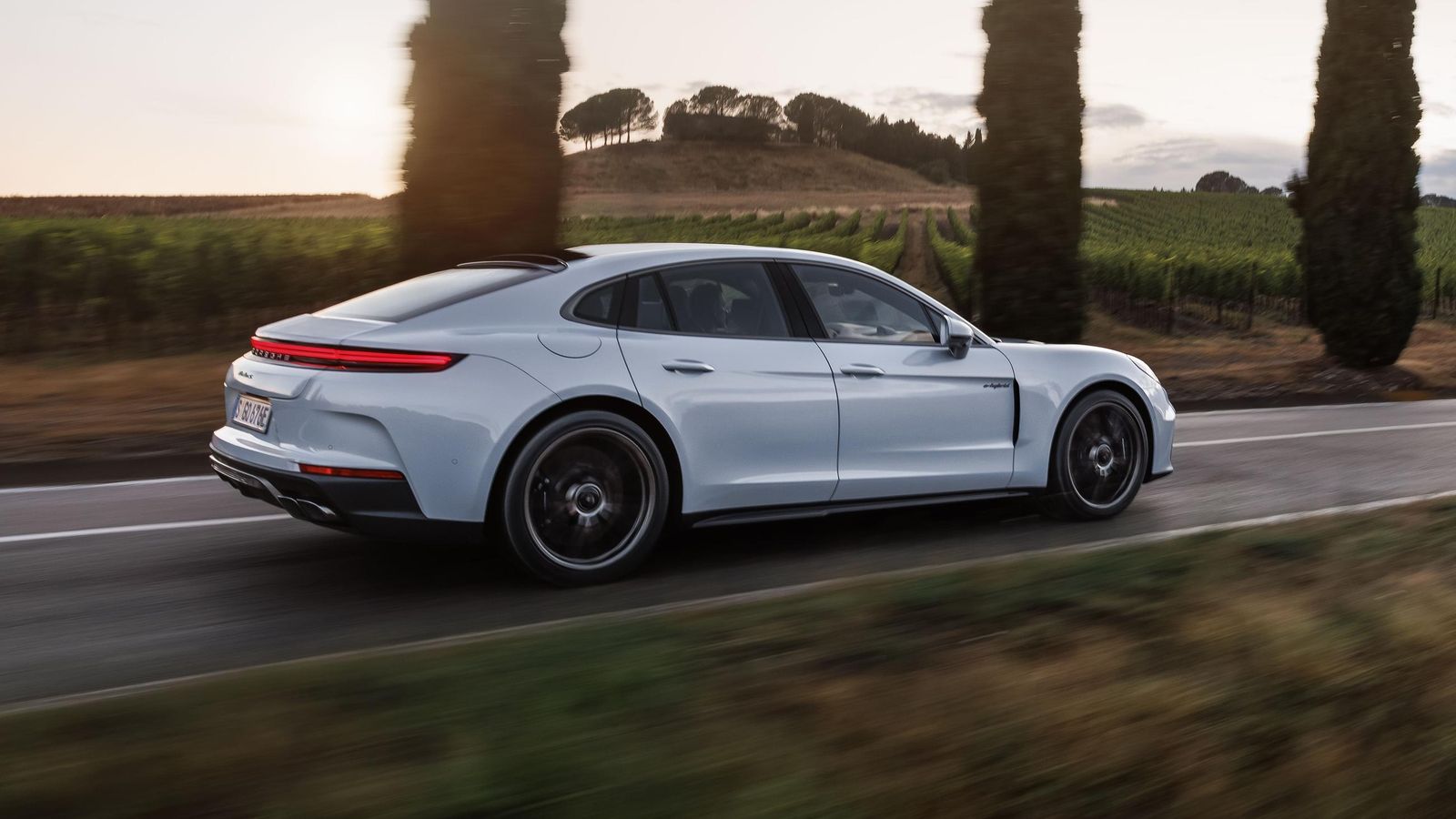 El Panamera más potente y costoso, el Turbo S E-Hybrid, está disponible con dos longitudes de carrocería, la estandar y la Executive.