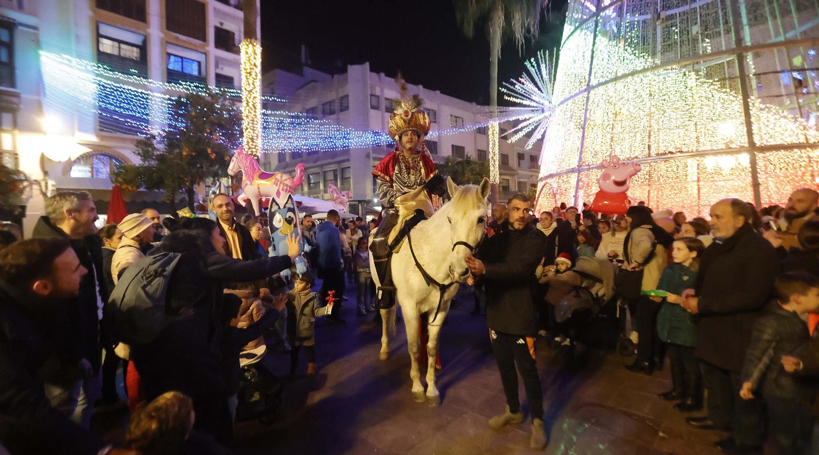 Fotos del heraldo de los Reyes Magos y su corte de beduinos en Algeciras