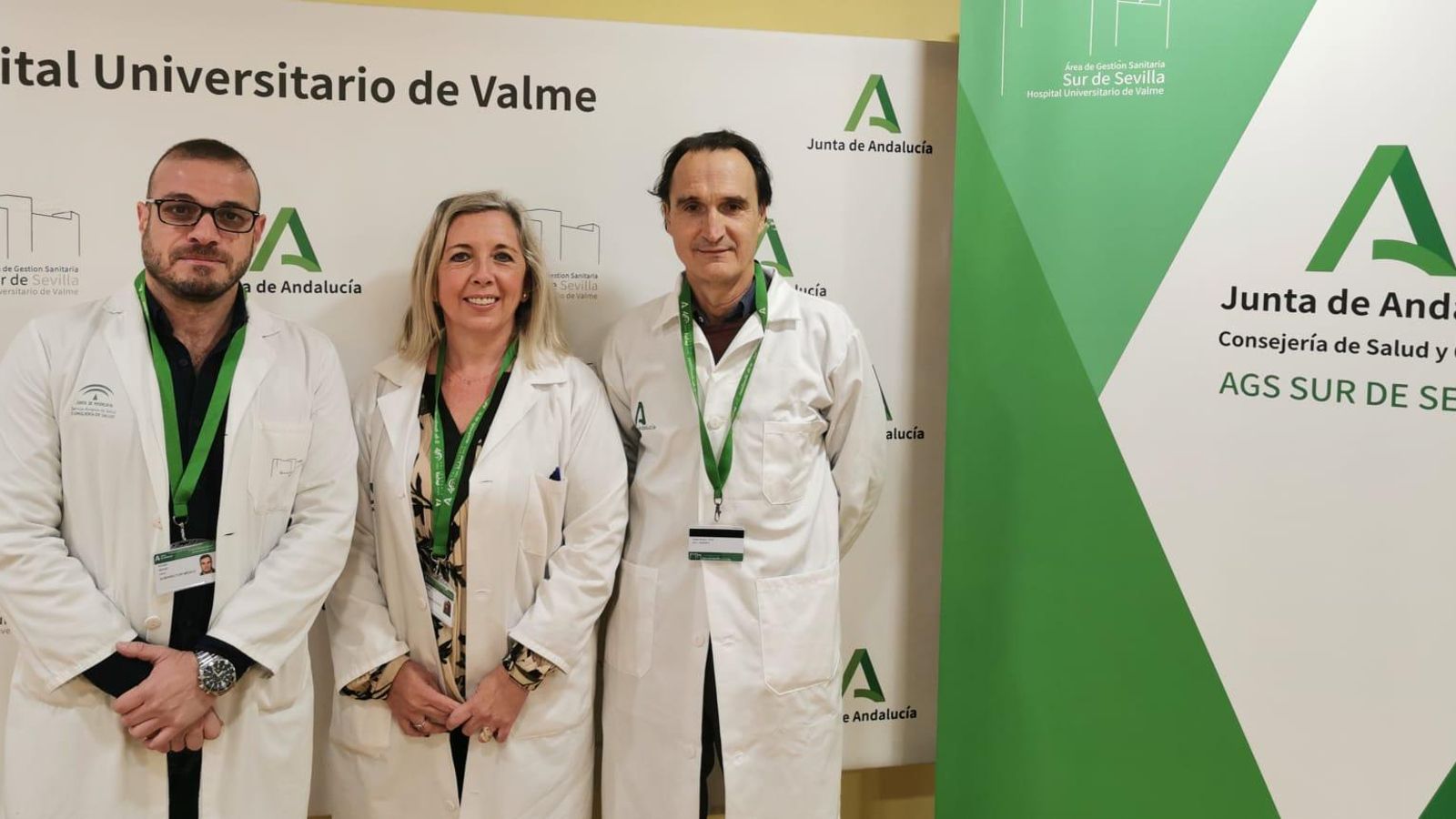 La directora gerente del Área de Gestión Sanitaria Sur de Sevilla, Inmaculada Vázquez, junto a los dos referentes clínicos de este programa asistencia, Francisco Javier Molano, y el subdirector médico de Atención Primaria, Máximo Merino.