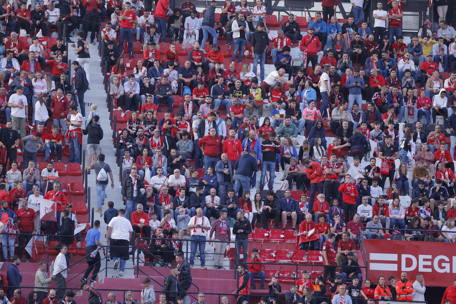 Búscate en las fotos del Sevilla-Betis