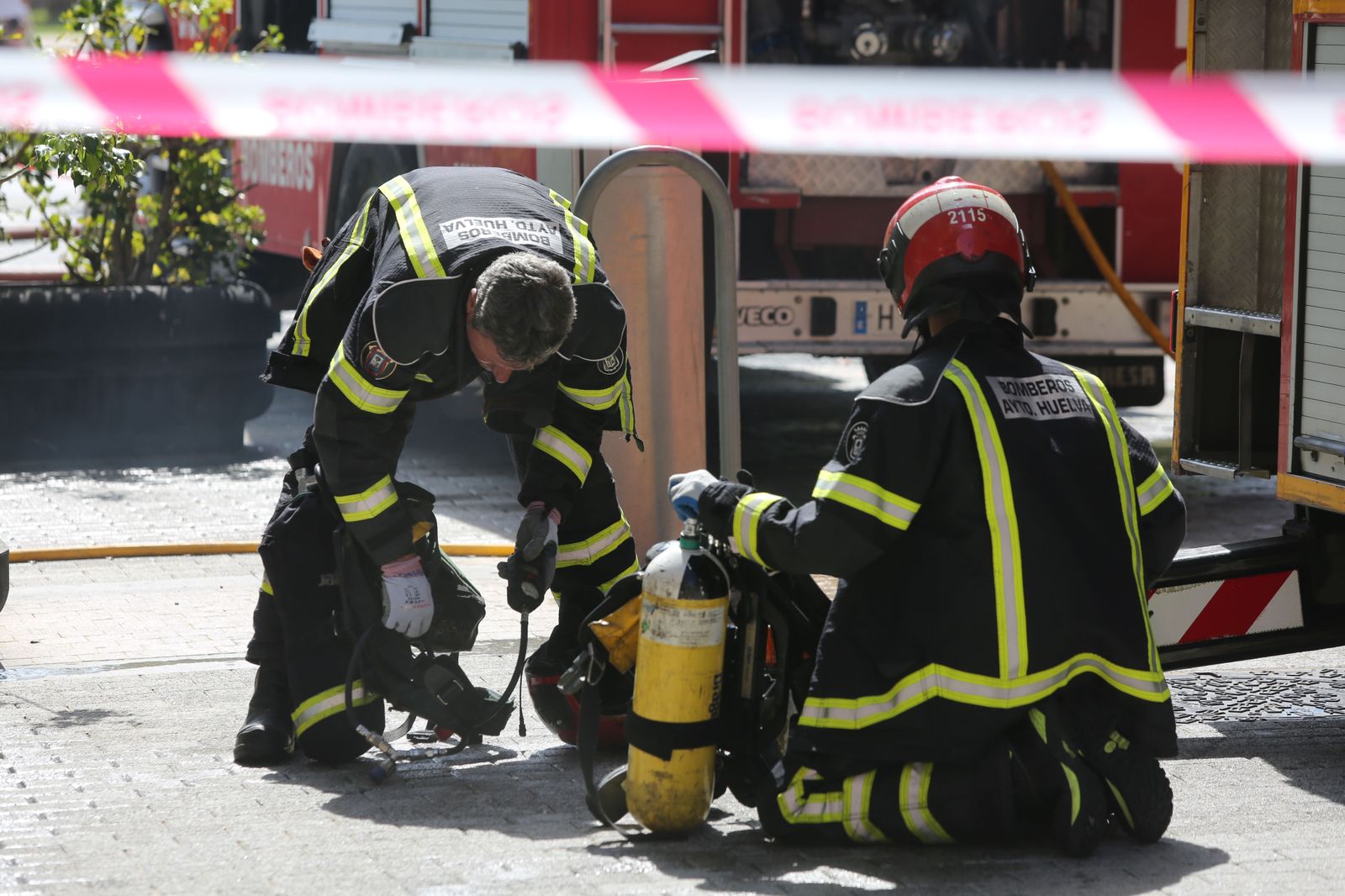 Los bomberos intervienen en un incendio en la calle Marina