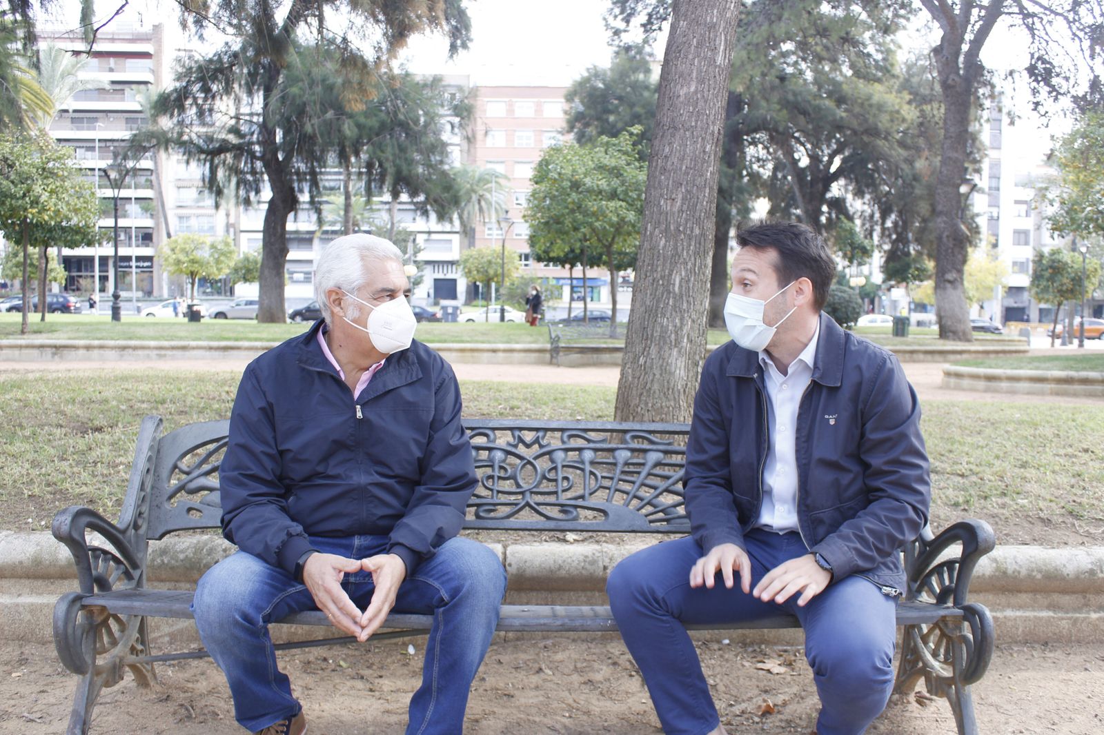 Antonio Romero y Alberto Porras conversan en un banco.