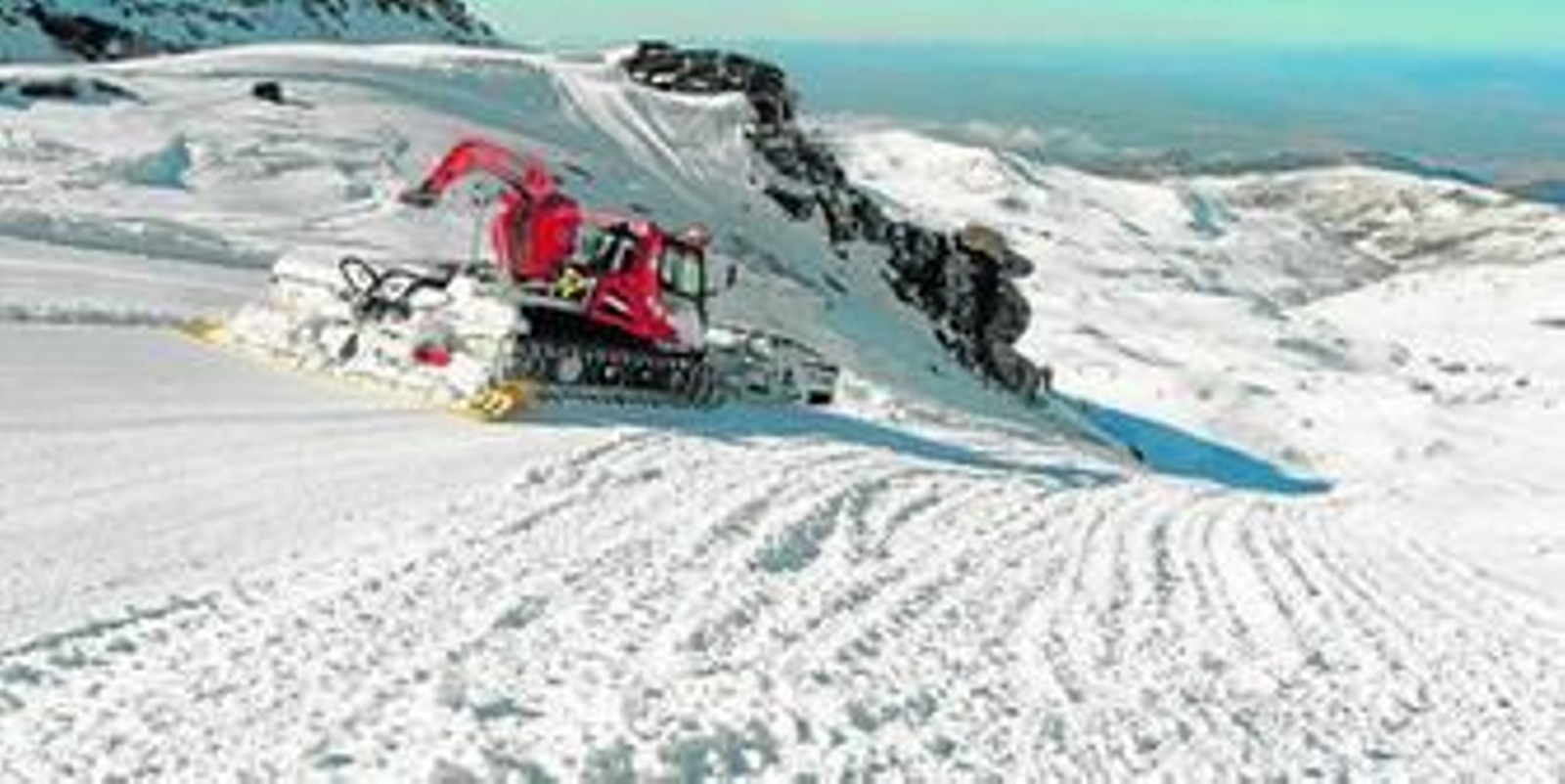 Trabajo de pisado en la pista olímpica de La Laguna.