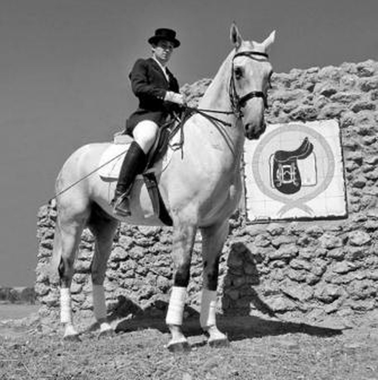 Jesús Castejón, en la puerta de la Escuela Hípica de Huelva, será uno de los representantes onubenses en este Nacional. A la derecha, algunos participantes entrenando para estos días.