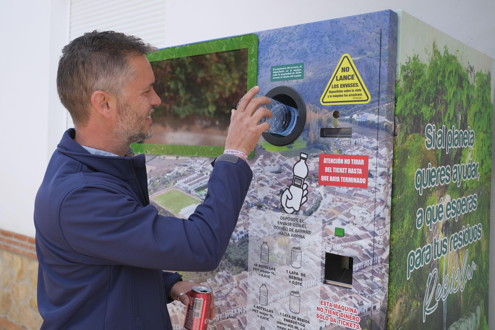 Pedro Nieblas haciendo uso del sistema de reciclaje.
