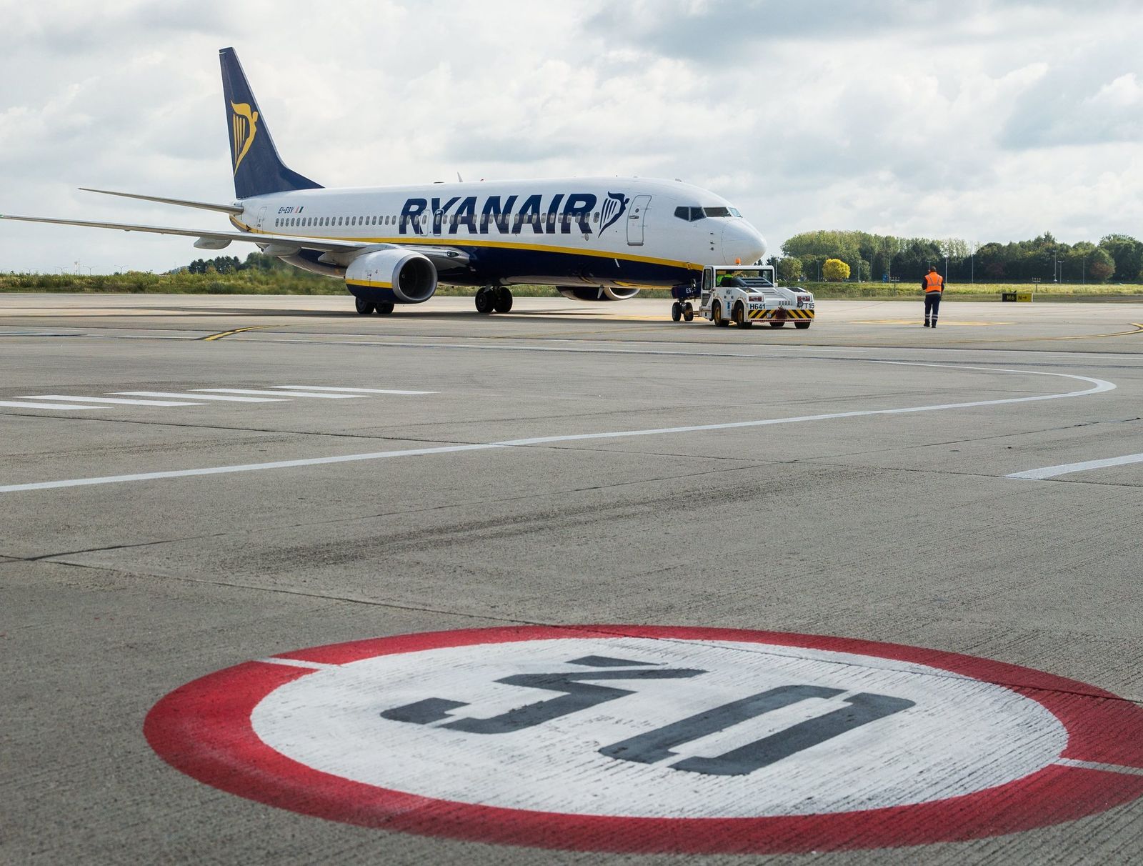 Un avión de Ryanair espera su vuelo en el aeropuerto.