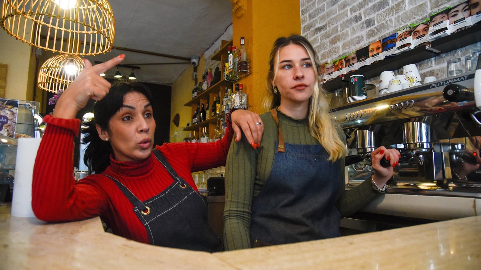 Sheila  y Maribel, a quien una joven indigente tiró una taza de café a la cara.