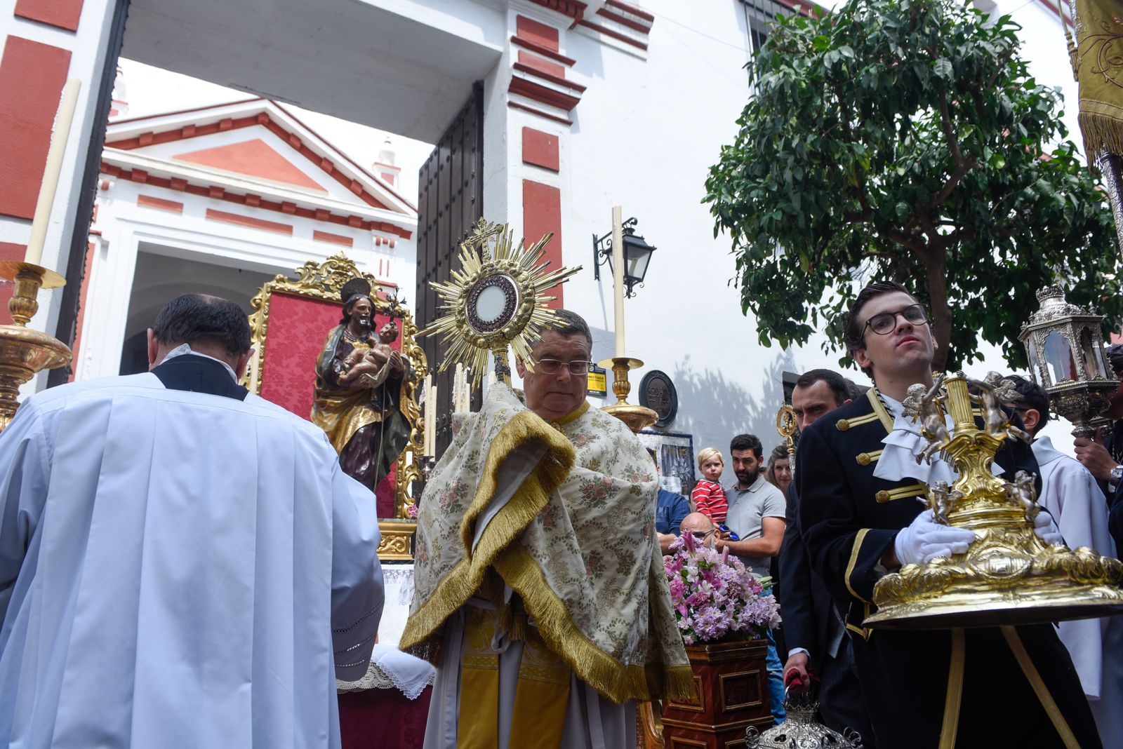 La procesión eucarística de la Parroquia de San Lorenzo, en imágenes