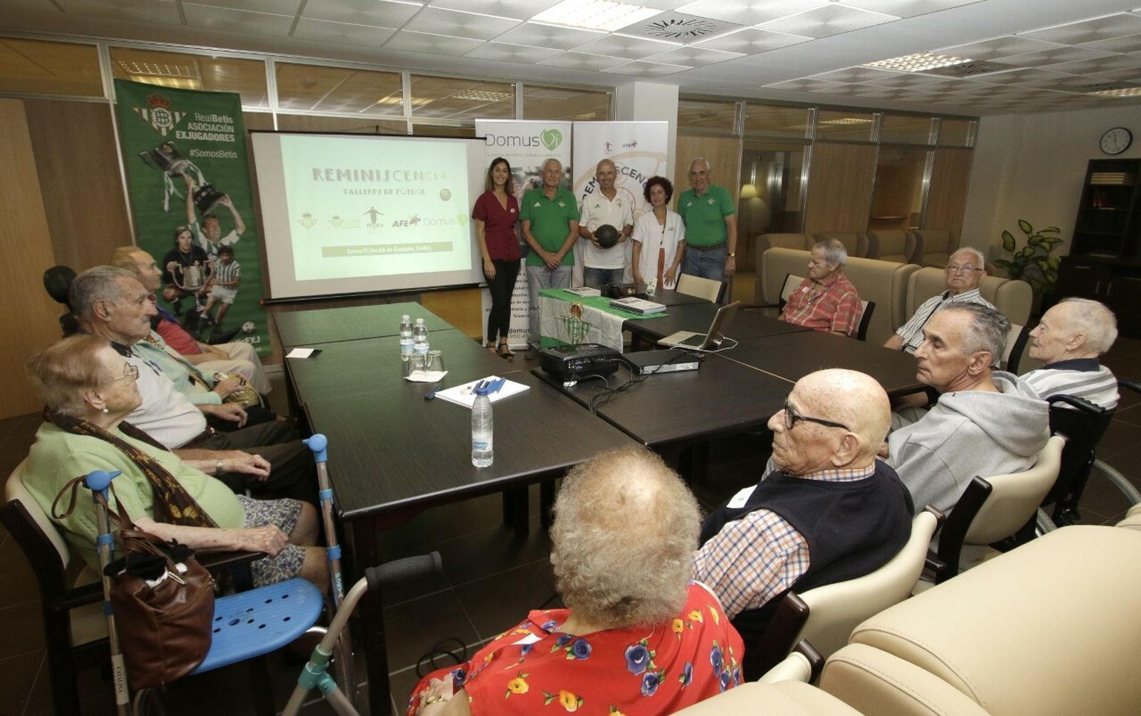 Imagen del taller de reminiscencia de la Asociación de Ex Jugadores del Betis.