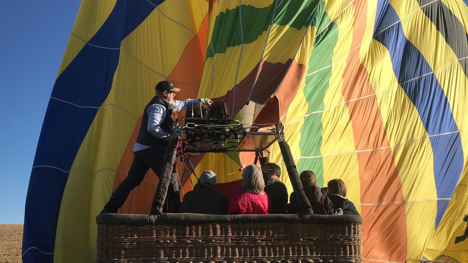 Arturo comienza los trabajos para el desmontaje de la vela tras el aterrizaje.