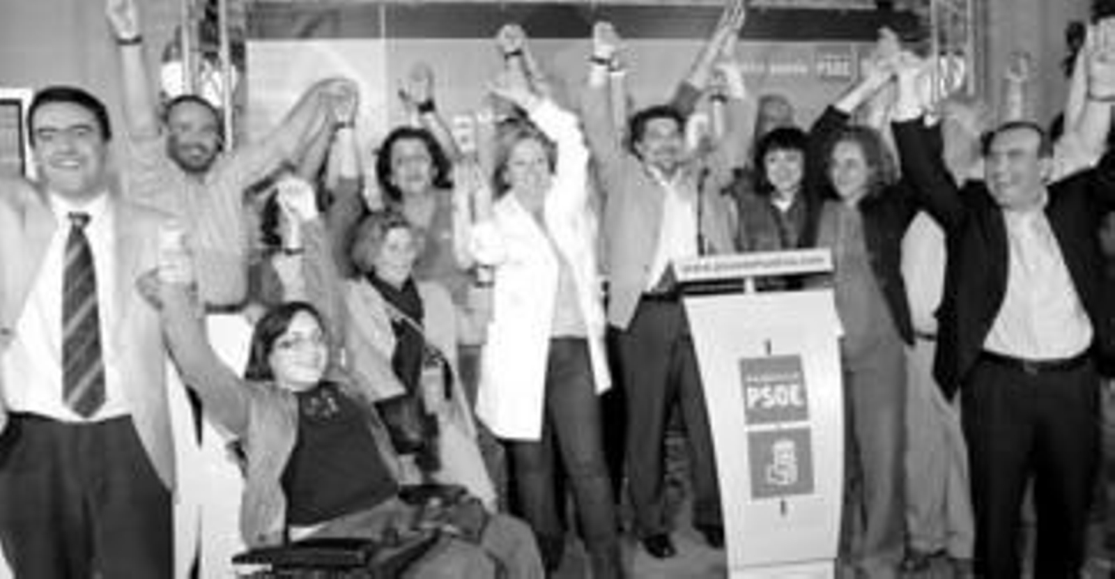 1. La secuencia de imágenes muestra tres etapas muy distintas del PSOE de Huelva. En la primera aparece el entonces secretario general de los socialistas, Carlos Navarrete, acompañado por el presidente de la Junta de Andalucía, Manuel Chaves. 2. En la segunda imagen, el hoy presidente de la Autoridad Portuaria de Huelva, José Antonio Marín Rite; Jenaro García Arreciado; Manuel Eugenio Romero (presidente de la Diputación) y un joven Javier Barrero (1986).  3. La tercera es la imagen de la última victoria municipal: mayo 2007.