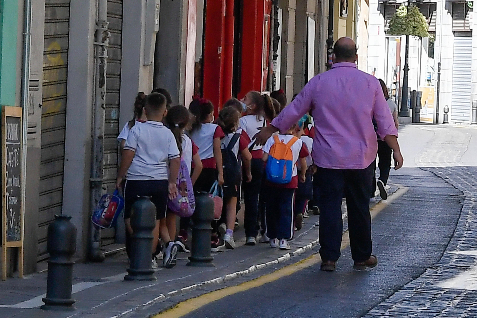 Niños de un colegio del centro de Granada en la calle