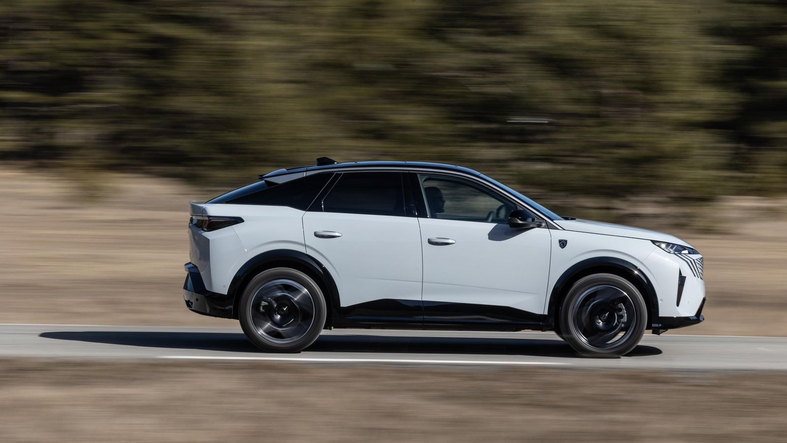 El 3008 es ahora diez centímetros más largo, cinco más ancho y dos más alto que su predecesor. Es considerablemente pesado si nos atenemos a las más de 2,1 toneladas del eléctrico básico.