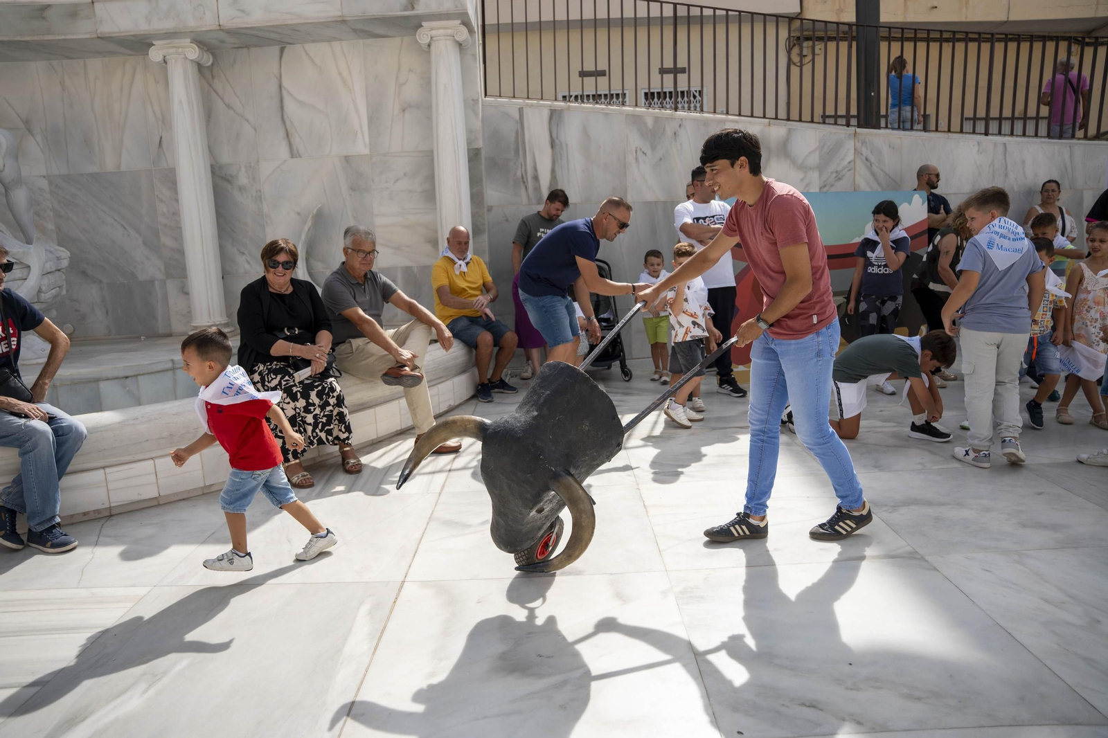 Las imágenes del taller de toros para niños y toro mecánico en Macael