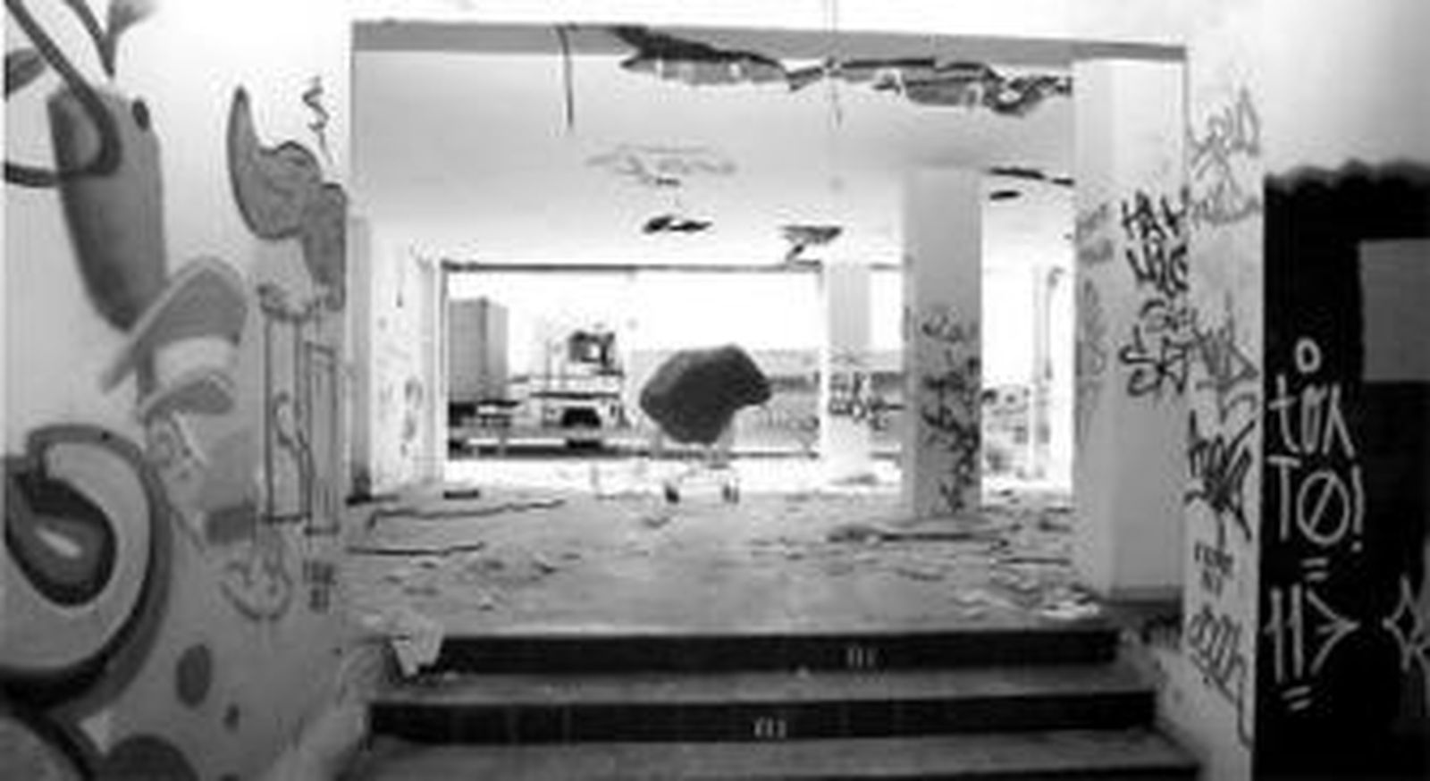 Imagen del abandono de la nave ubicada en el solar del antiguo vivero.