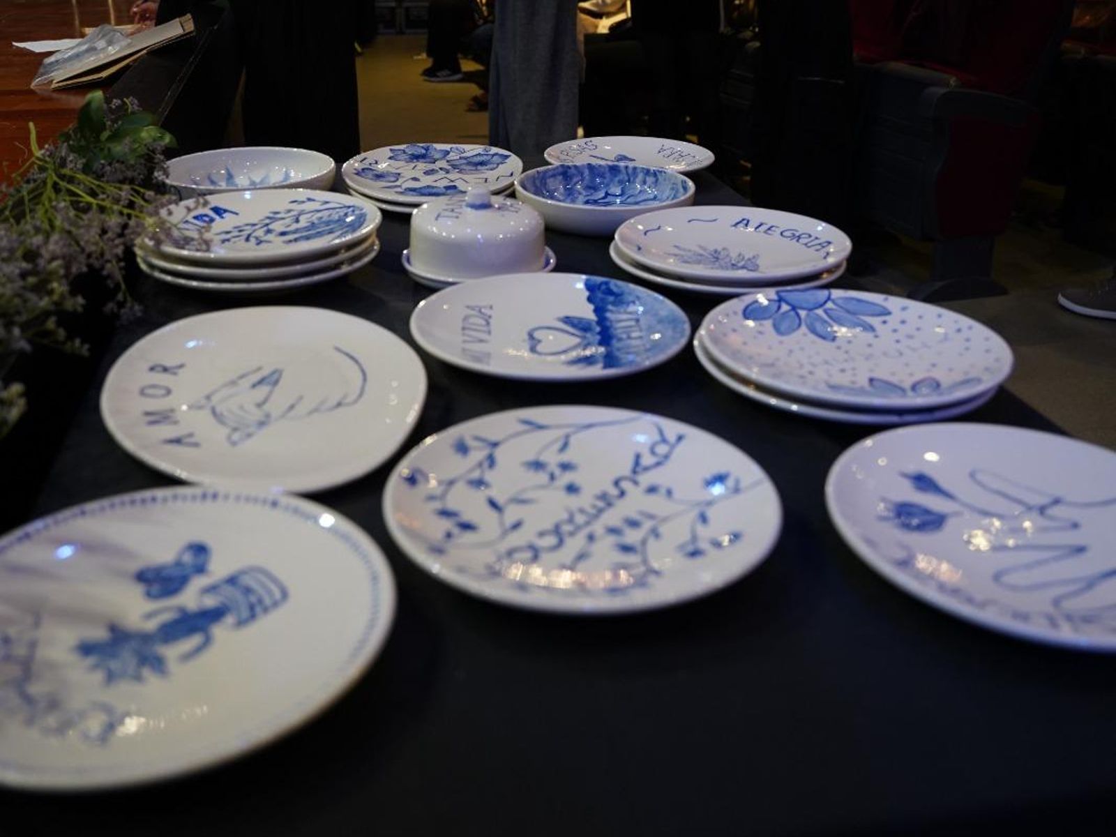 La vajilla creada por las mujeres en La Mesa Tendida.