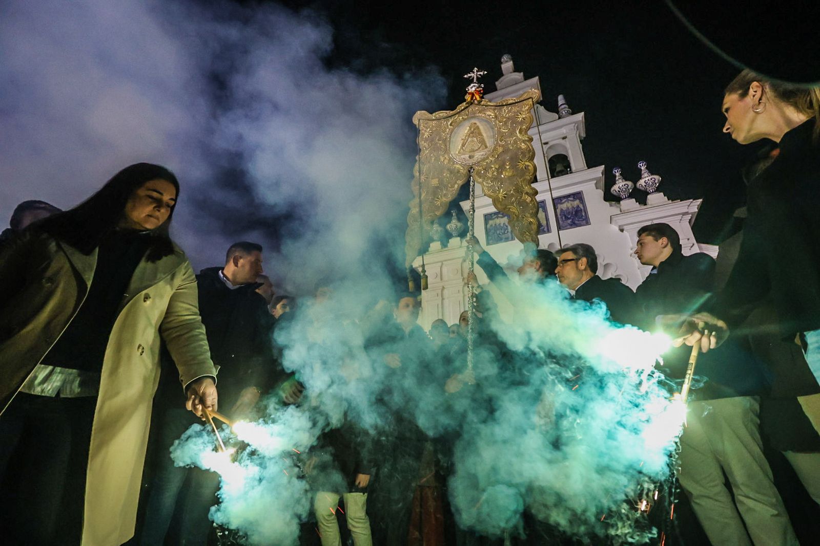 Fotografías de ambiente y del rezo del Rosario por el entorno de la Ermita de la Virgen del Rocío con motivo de la Candelaria