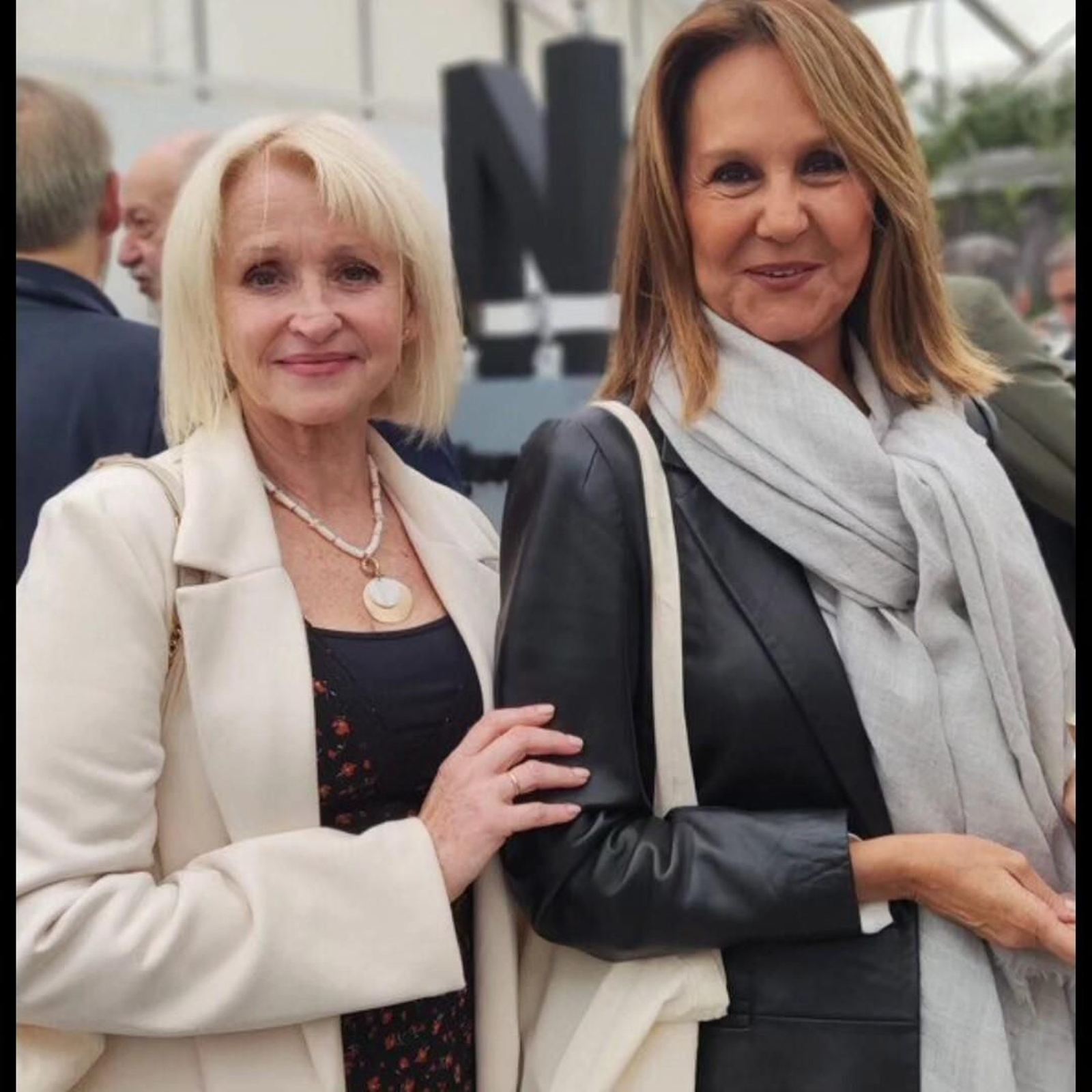 Yolanda Cruz junto a María Dueñas.