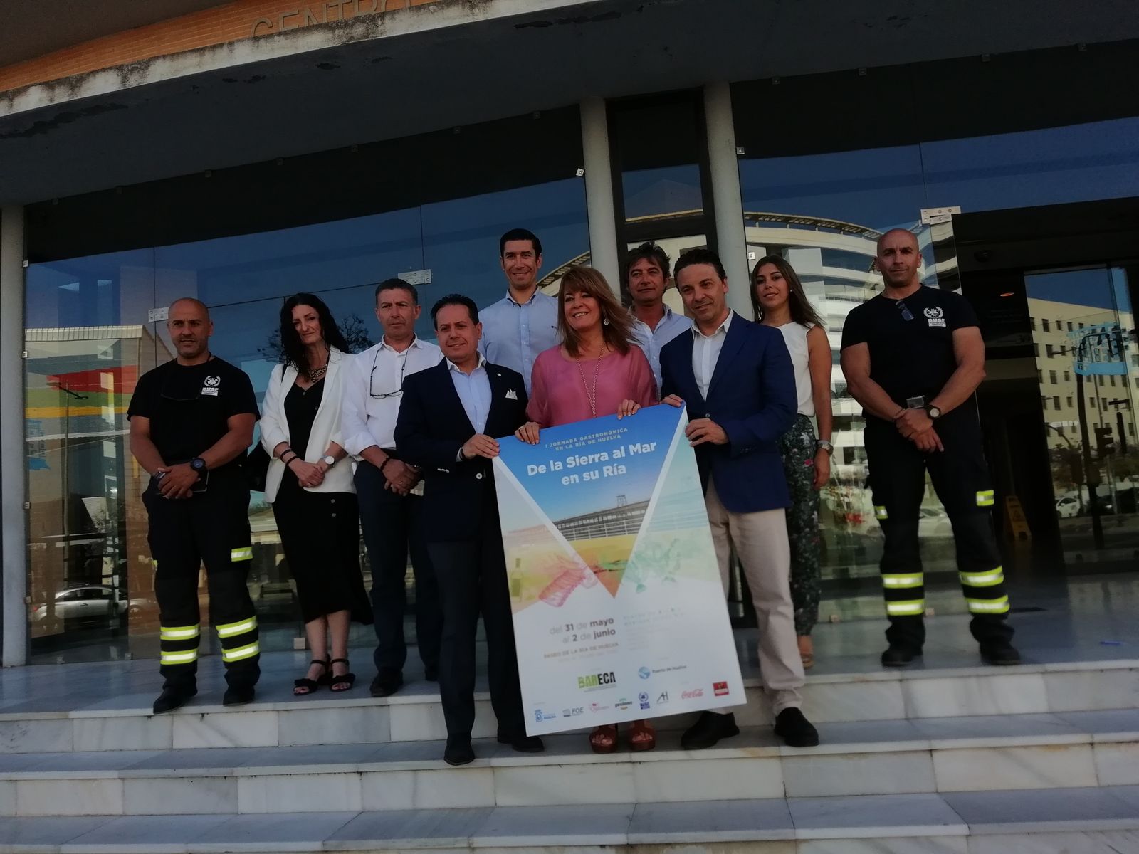 Rafael Acevedo, Pilar Miranda y Jesús Bueno con el cartel de la Jornada Gastronómica.