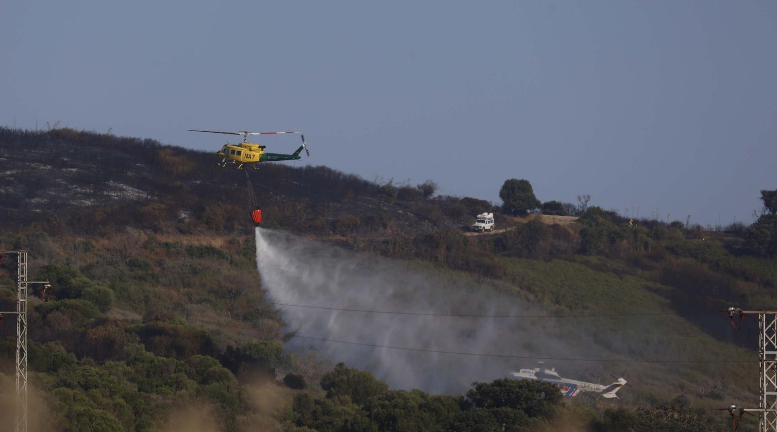 Las fotos del incendio forestal entre las Pantallas y Marchenilla, en Algeciras