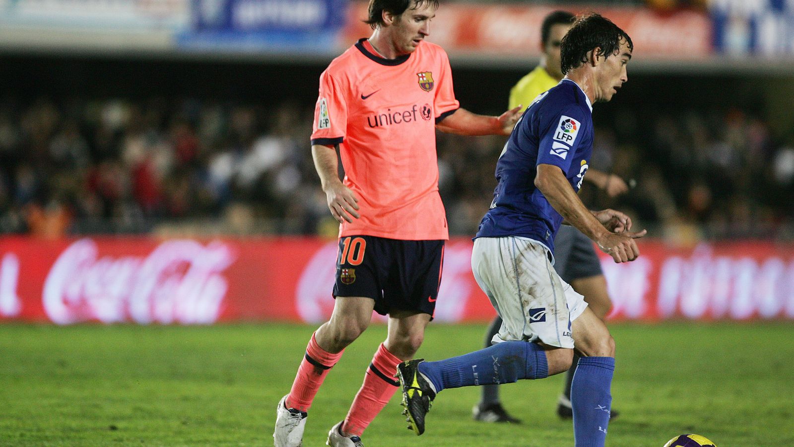 Messi persigue al azulino Francis en la visita del Barça a Chapín.