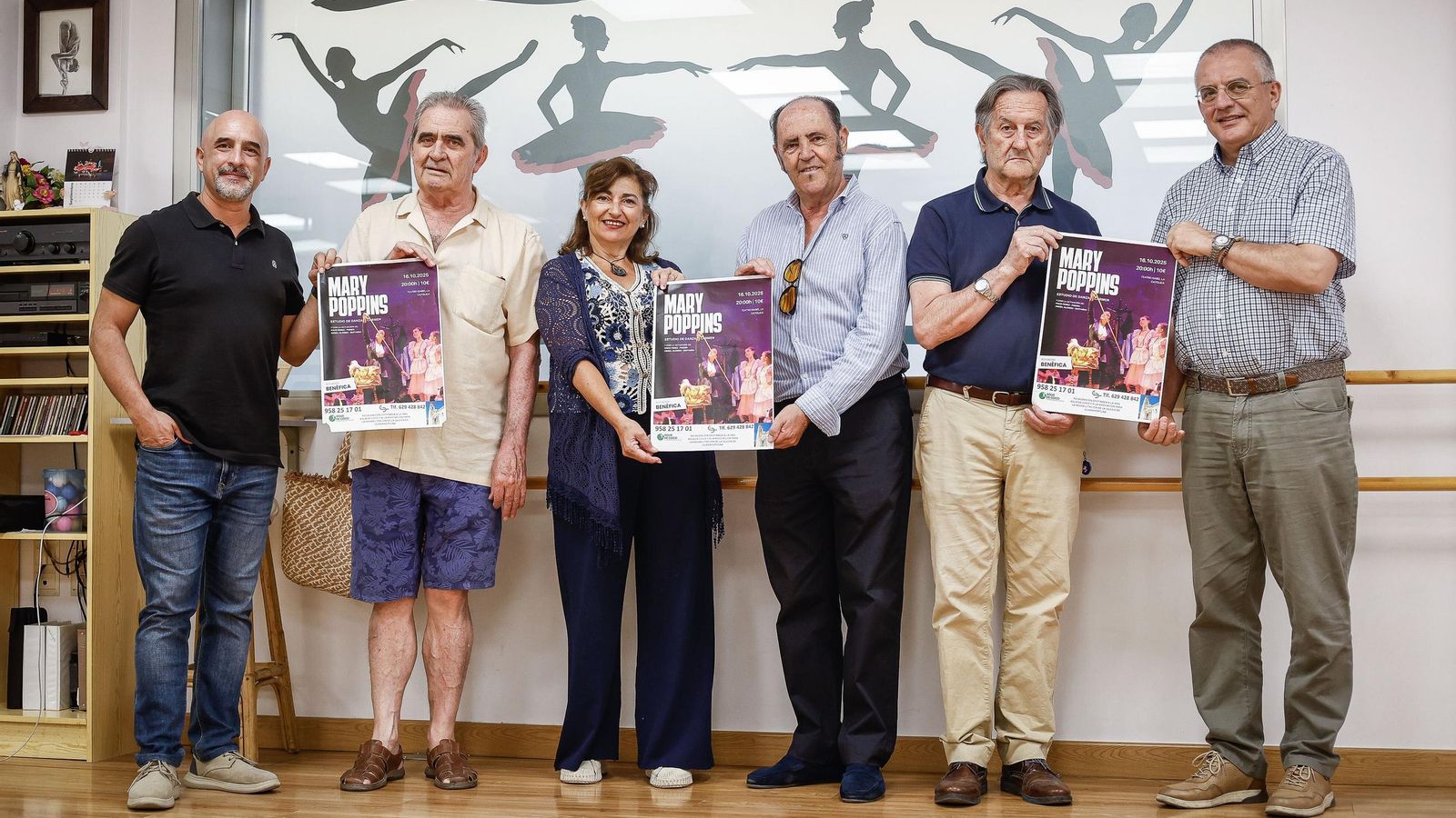 El presidente de la asociación y otros integrantes de la misma junto a la directora de la academia.