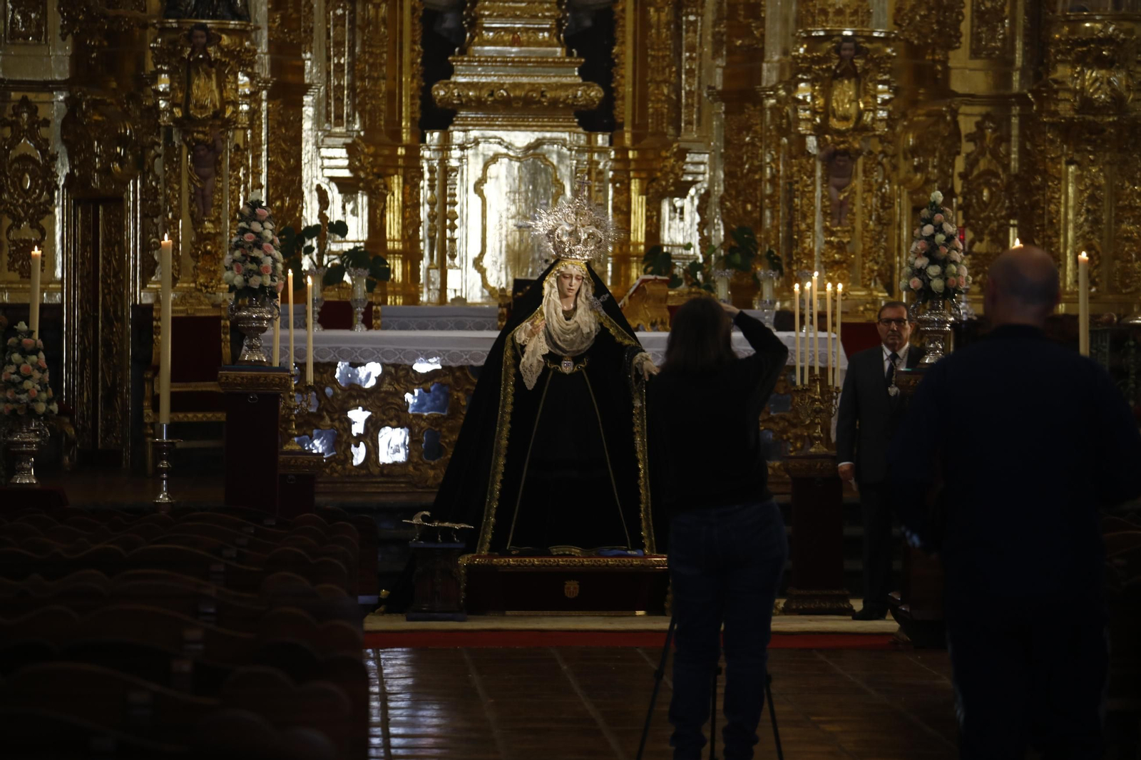 Las mejores fotos del besamanos de la Virgen de la Quinta Angustia de Córdoba